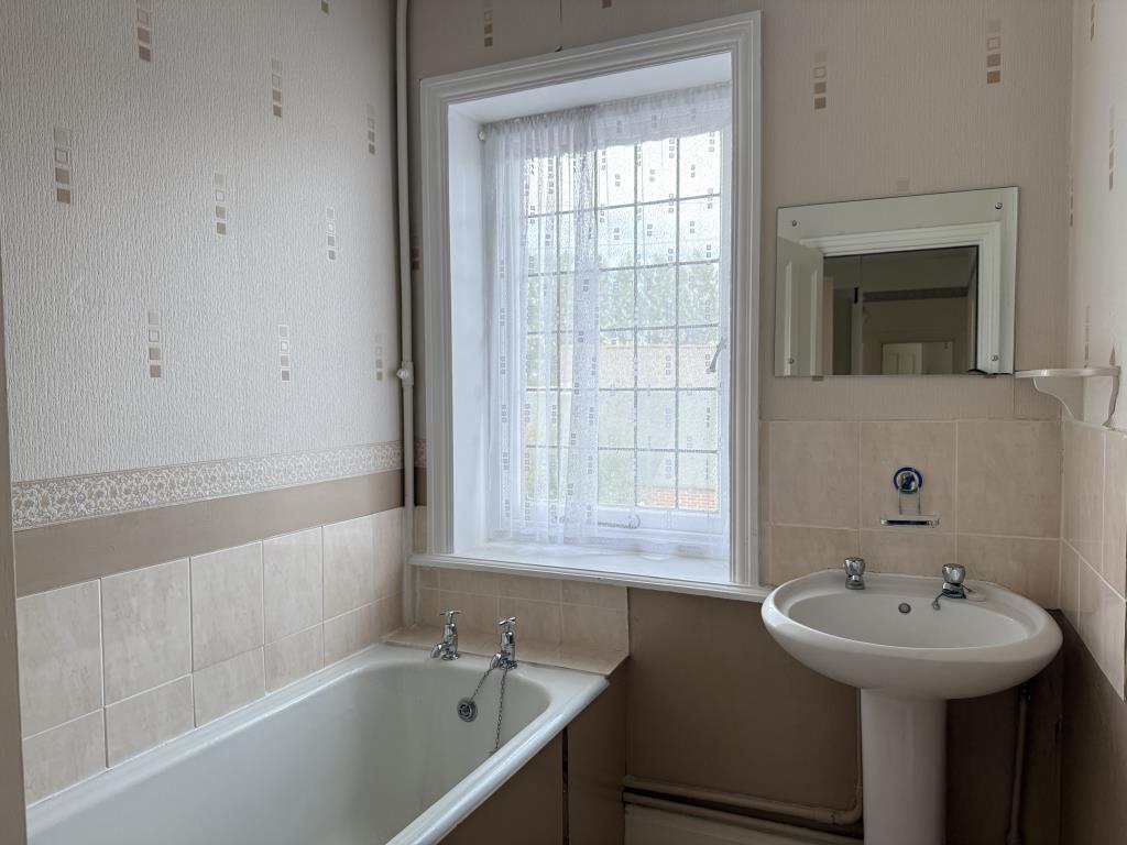 Lot: 38 - THREE-BEDROOM HOUSE IN NEED OF IMPROVEMENT - Bathroom with white suite
